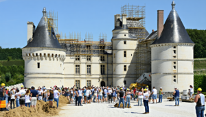 découvrez les travaux de rénovation au château royal d'amboise, où des machines de chantier s'affairent pour restaurer ce monument emblématique. plongez dans l'histoire tout en suivant l'évolution de ces rénovations qui promettent de valoriser encore plus ce site exceptionnel.